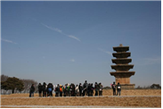 익산미륵사지석탑앞에 사람들이 있는 사진